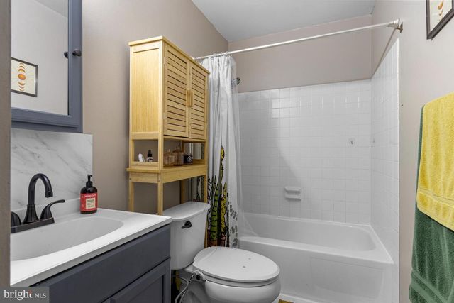 4 AINSWORTH LN, Sicklerville, NJ 08081