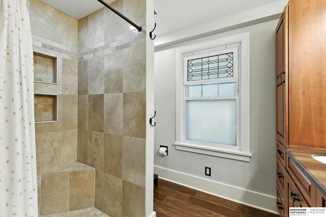 102 N 54th Street, Omaha, NE 68132