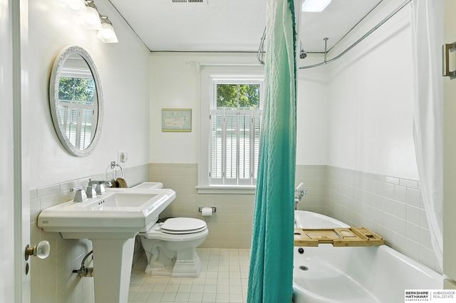 102 N 54th Street, Omaha, NE 68132