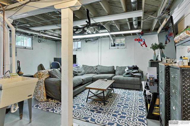 102 N 54th Street, Omaha, NE 68132