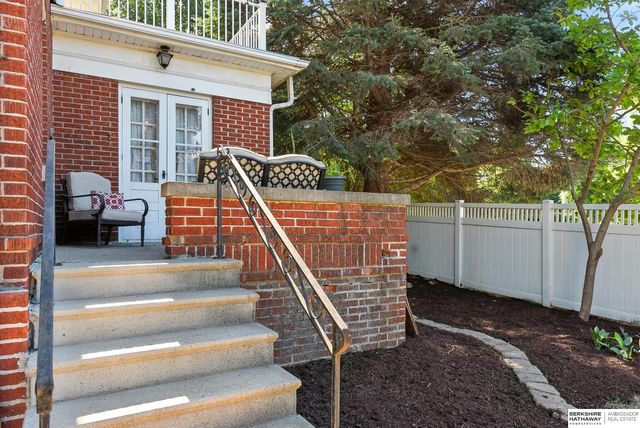 102 N 54th Street, Omaha, NE 68132