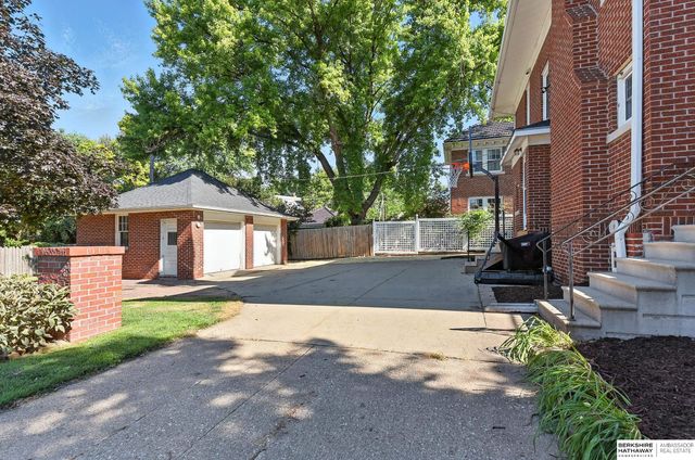 102 N 54th Street, Omaha, NE 68132