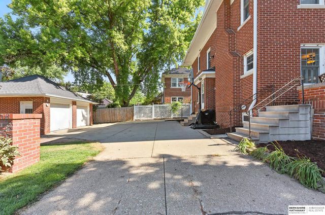 102 N 54th Street, Omaha, NE 68132