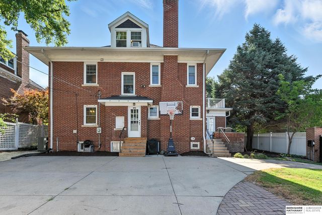 102 N 54th Street, Omaha, NE 68132