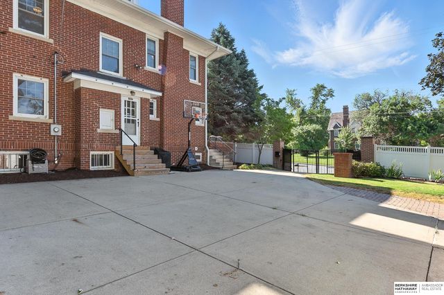 102 N 54th Street, Omaha, NE 68132