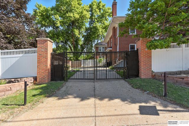 102 N 54th Street, Omaha, NE 68132