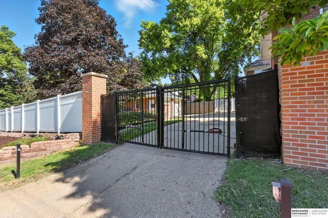 102 N 54th Street, Omaha, NE 68132