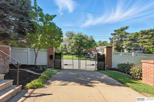 102 N 54th Street, Omaha, NE 68132