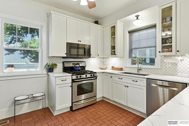 102 N 54th Street, Omaha, NE 68132