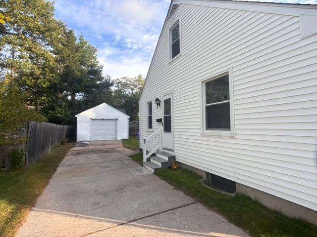 23 Midway St, Springfield, MA 01151