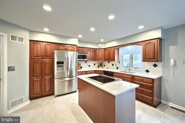 15 MEADOW ST, New Freedom, PA 17349