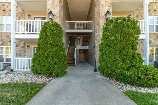 7100 W Friendly Avenue 205, Greensboro, NC 27410