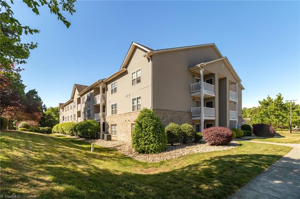 7100 W Friendly Avenue 205, Greensboro, NC 27410