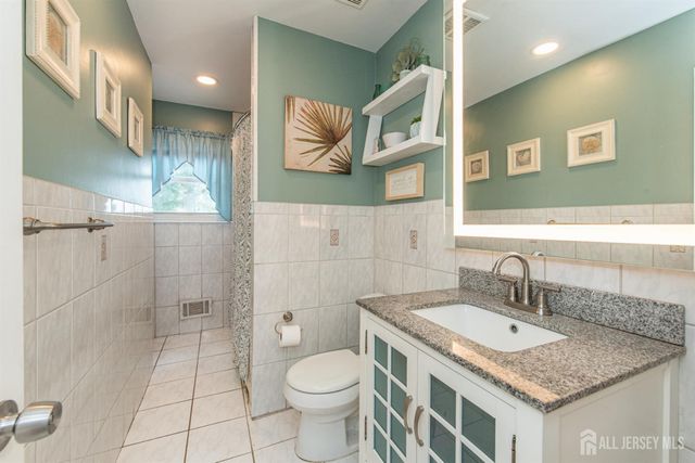 64 pinho Avenue, Carteret, NJ 07008