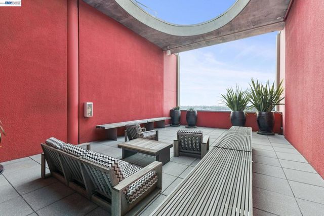 311 Oak St 720, Oakland, CA 94607