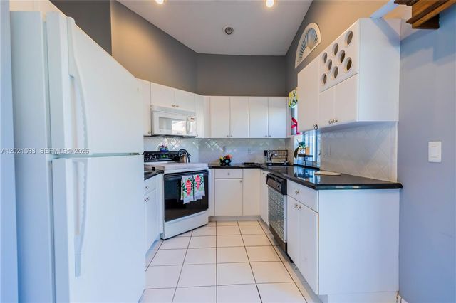1327 Seagrape Cir, Weston, FL 33326