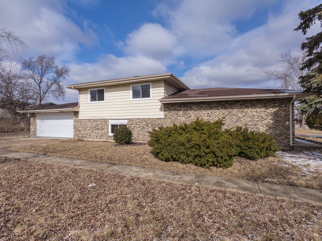 Image 1 of property listing at 18008 Edwards Avenue, Country Club Hills, IL 60478