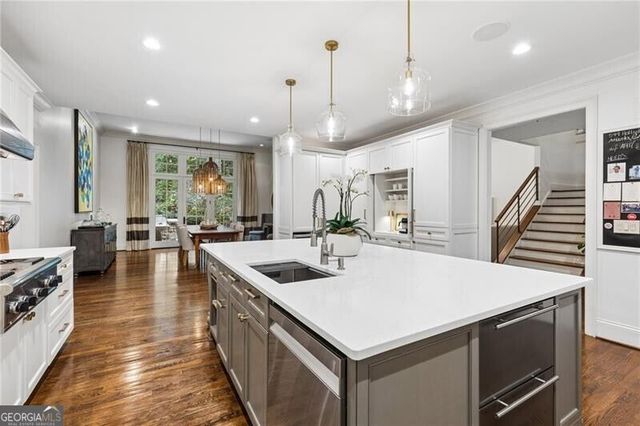 544 Hollydale Court NW, Atlanta, GA 30342