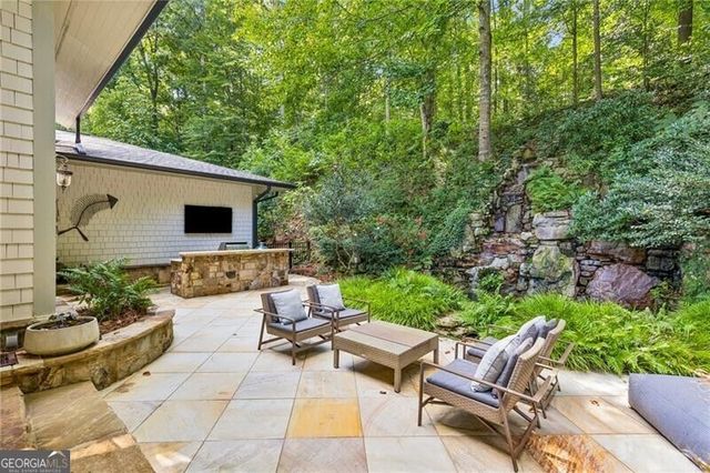 544 Hollydale Court NW, Atlanta, GA 30342