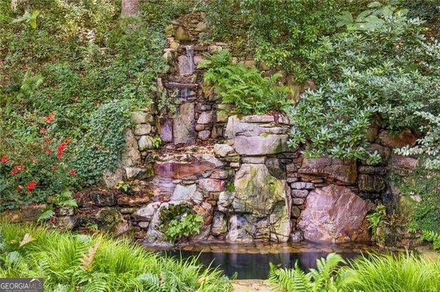 544 Hollydale Court NW, Atlanta, GA 30342