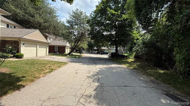 1079 Paint Creek Lane 379, Rochester Hills, MI 48306