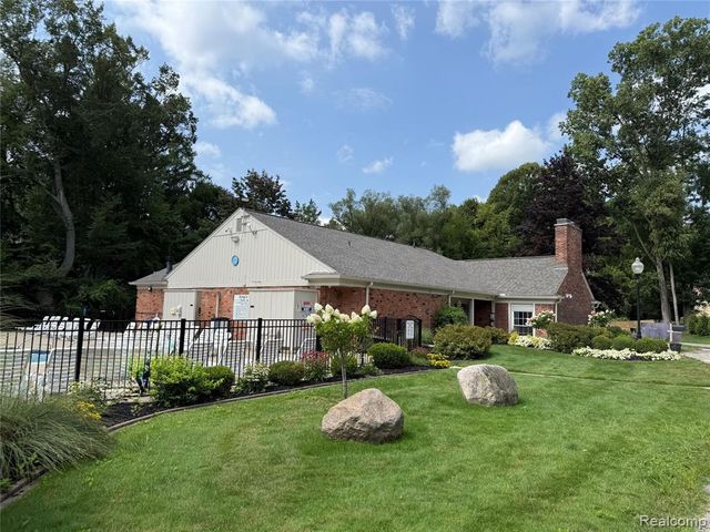 1079 Paint Creek Lane 379, Rochester Hills, MI 48306