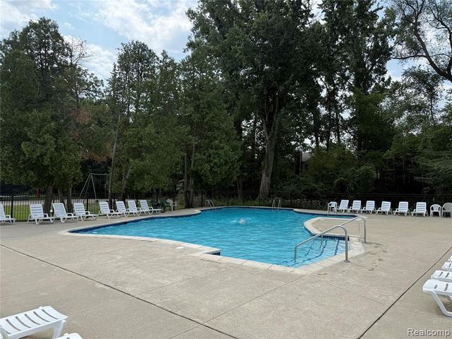 1079 Paint Creek Lane 379, Rochester Hills, MI 48306