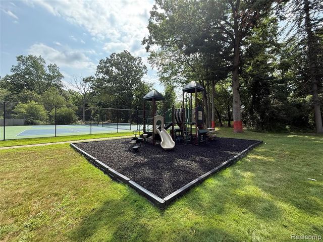 1079 Paint Creek Lane 379, Rochester Hills, MI 48306