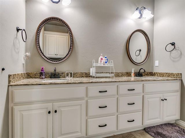 5501 Hidden Fawn Circle, Mustang, OK 73064