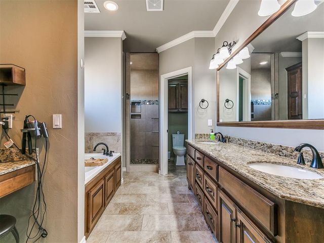 5501 Hidden Fawn Circle, Mustang, OK 73064