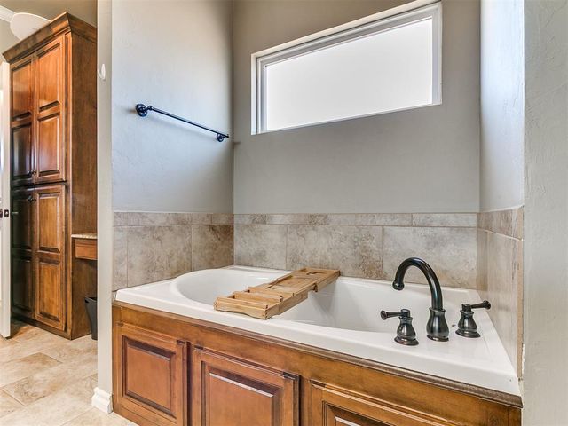 5501 Hidden Fawn Circle, Mustang, OK 73064