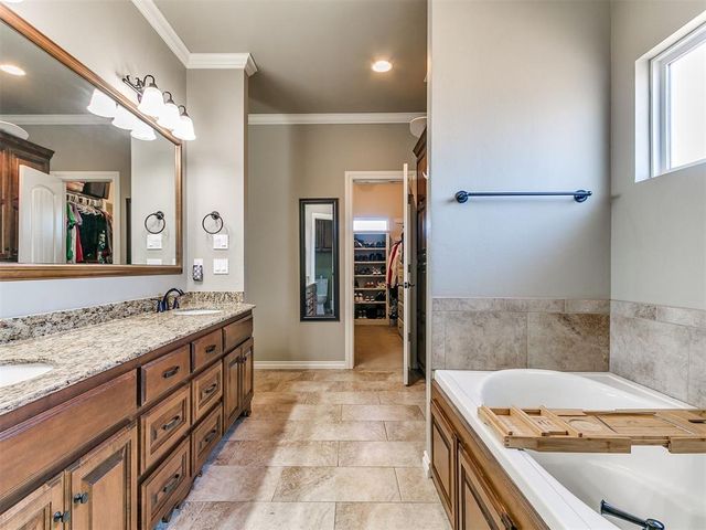 5501 Hidden Fawn Circle, Mustang, OK 73064