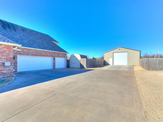 5501 Hidden Fawn Circle, Mustang, OK 73064