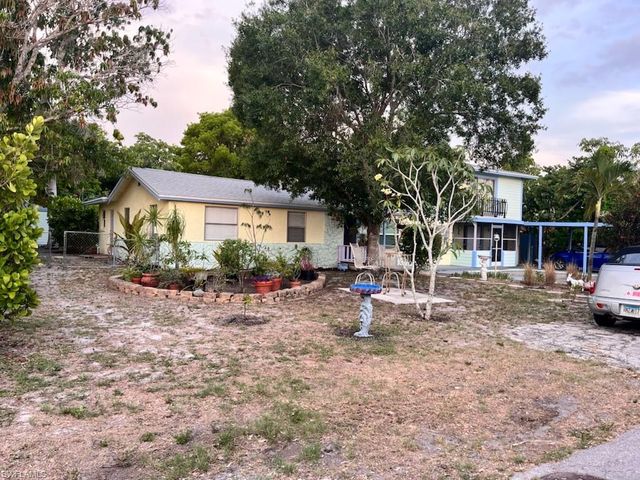 2662 Mangrove ST, Naples, FL 34112