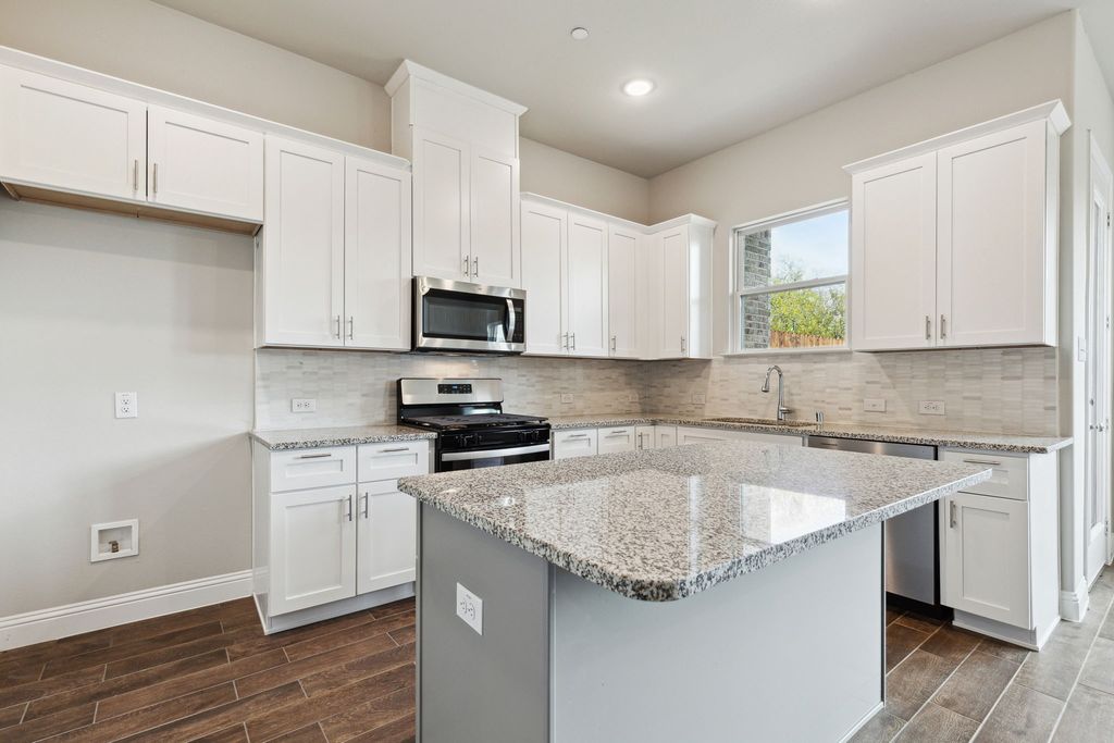 589 Hutchinson Lane, Lewisville, TX 75077