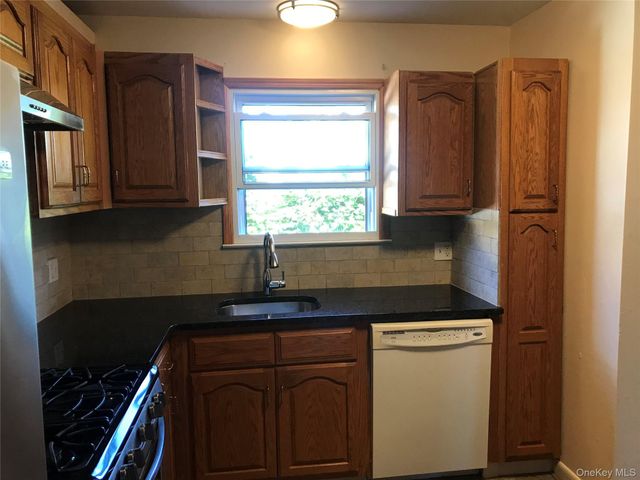 8 Locust Street, Glen Cove, NY 11542