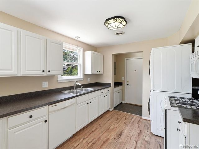 23091 Berdeno Avenue, Hazel Park, MI 48030