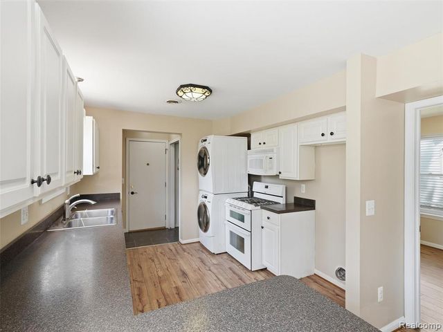 23091 Berdeno Avenue, Hazel Park, MI 48030