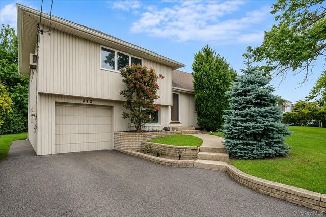 312 W Waukena Avenue, Oceanside, NY 11572