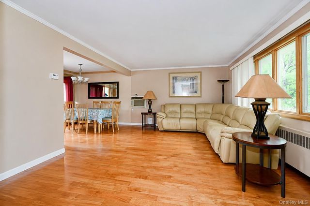 312 W Waukena Avenue, Oceanside, NY 11572