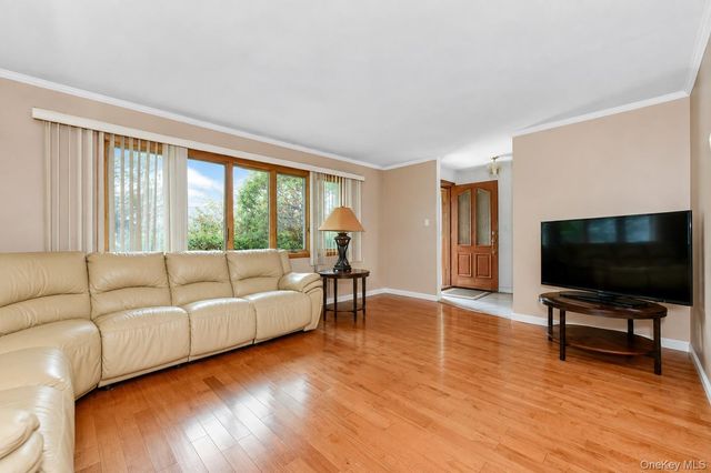 312 W Waukena Avenue, Oceanside, NY 11572