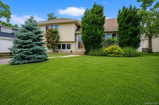 312 W Waukena Avenue, Oceanside, NY 11572