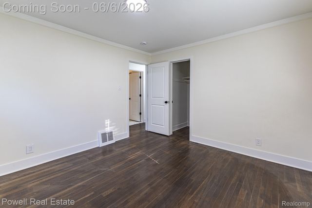 25246 Hayes Road, Roseville, MI 48066
