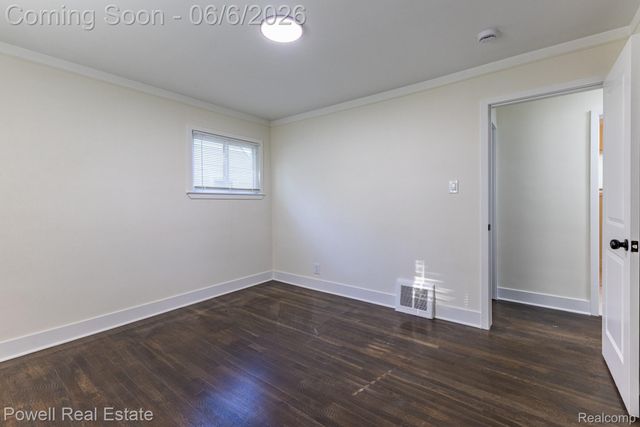 25246 Hayes Road, Roseville, MI 48066