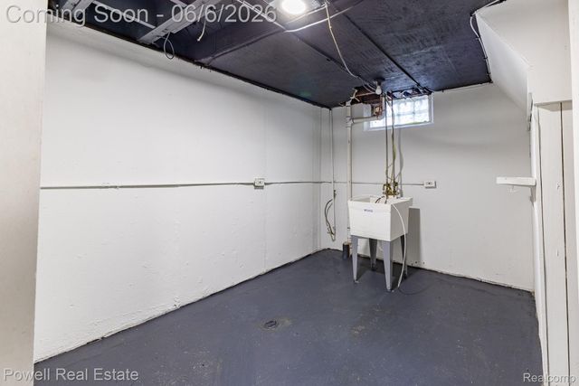 25246 Hayes Road, Roseville, MI 48066