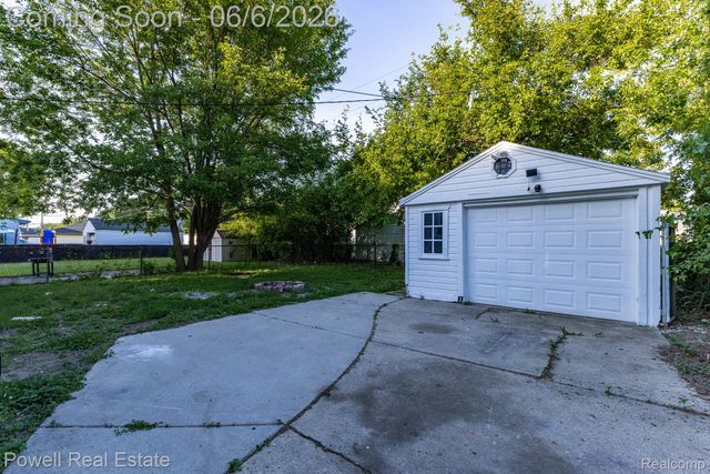 25246 Hayes Road, Roseville, MI 48066