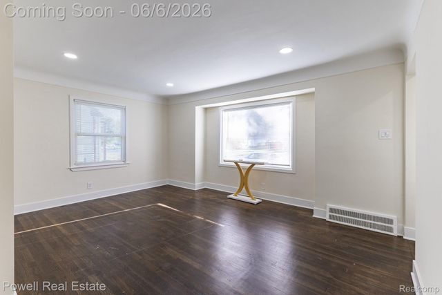 25246 Hayes Road, Roseville, MI 48066