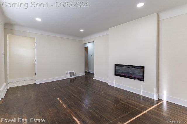 25246 Hayes Road, Roseville, MI 48066