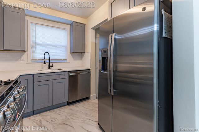 25246 Hayes Road, Roseville, MI 48066