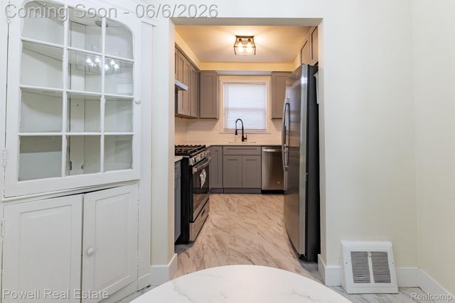 25246 Hayes Road, Roseville, MI 48066